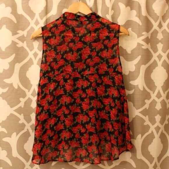 🚫SOLD🚫 🎉HOST PICK🎉 Sleeveless Rose Blouse - Picture 3 of 4