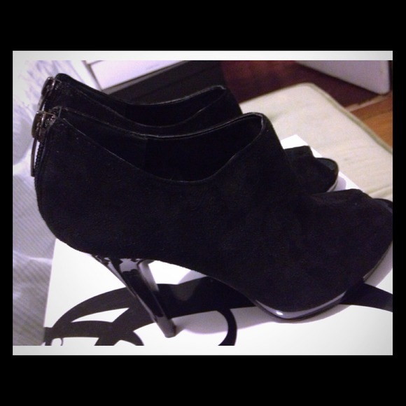 Sexy NW Hothothoto Peek-Toe Suede Black.