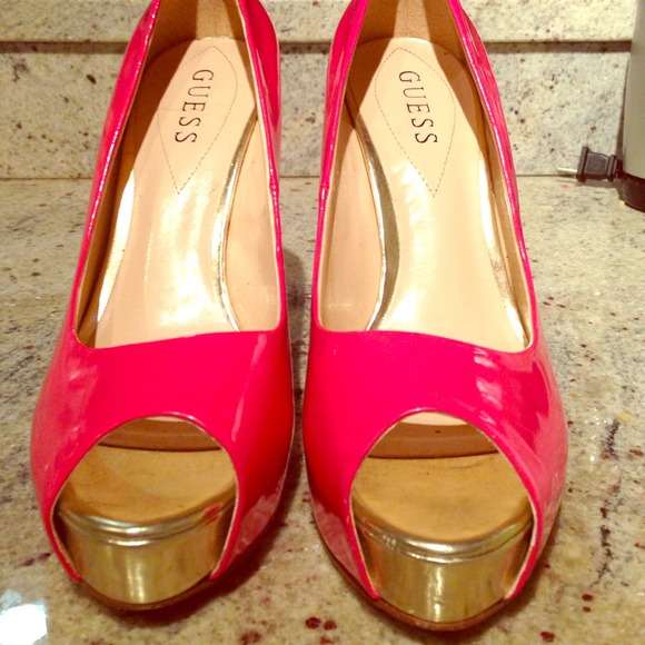 🎀💄Barbie pink gold toe heels. GUESS