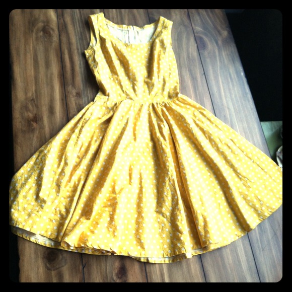 ✳️sold✳️ Yellow and white polka dot vintage dress