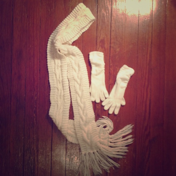 Knit scarf & high gloves