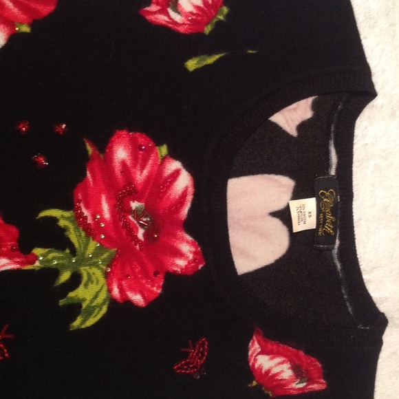 Black top with floral design and sequins!😄 - Picture 2 of 3