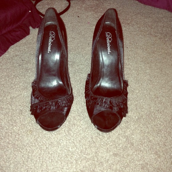 Black pumps