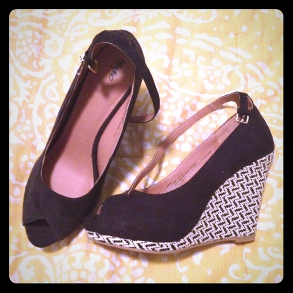 💃👠💼Black chevron patterned wedges👠💃💼