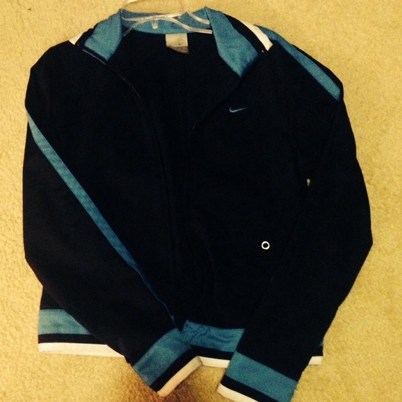 *SOLD IN BUNDLE* Nike jacket from $20 to $15!