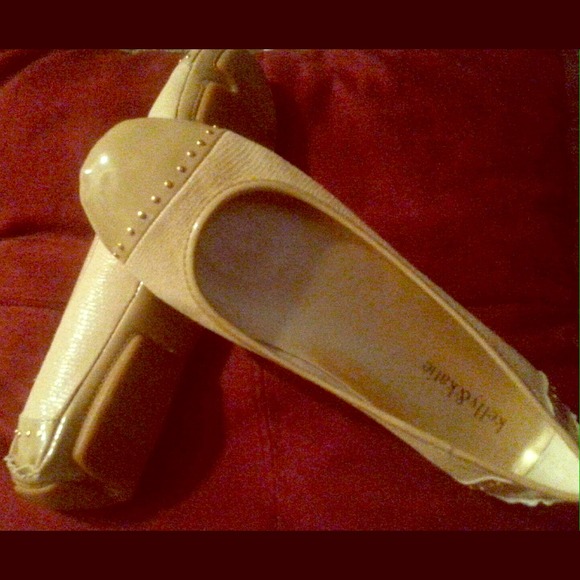 Beautiful flat shoes to those busy women - Picture 1 of 2