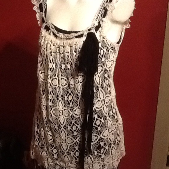 Karen Kane Tops - Pretty lacy overlay top