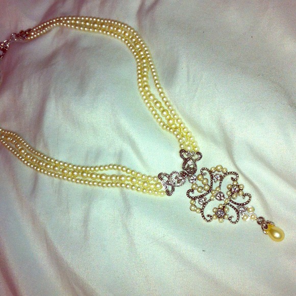 Beautiful Three strand Pearl necklace with Pendant