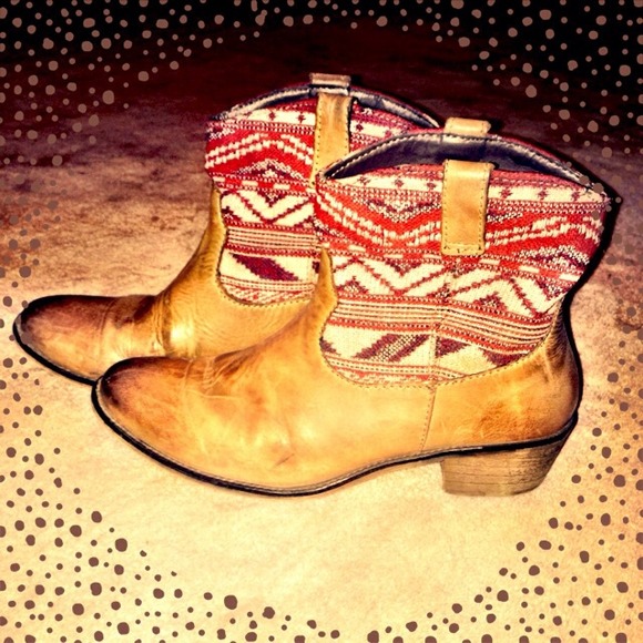 💋SOLD!!💋 Aztec Brown Leather Boots