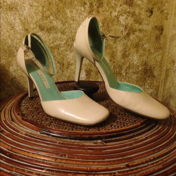 🔴SALE was $30 Nine West Ivory Leather Shoes
