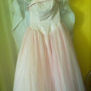 size 5 ,light pink strapless has lots of pearls