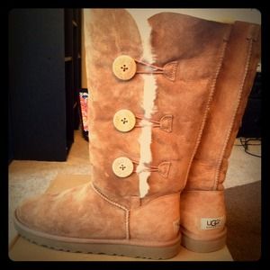 Barely used Uggs! Bailey Button Triplet in Chesnut