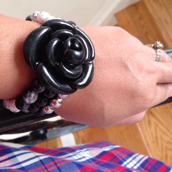 Pretty flower stretchy bracelet