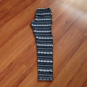 ❌SOLD❌NWOT Snowflake Leggings SZ S/M