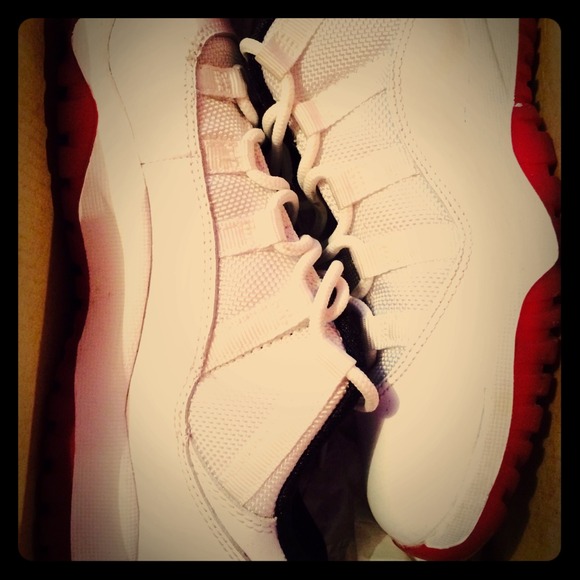 Cherry low 11s size 3
