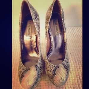 Sexy snakeskin pumps