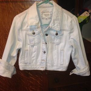 Crop denim jacket.