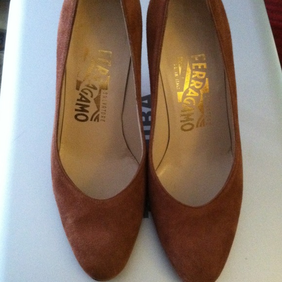 ❄ICE SALE❄⚡Salvatore Ferragamo Suede 3" heels