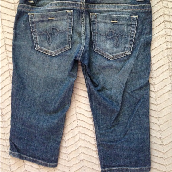 Guess knee length capris - Picture 3 of 4