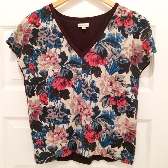 😻CLEARANCE!😻 Floral V-Neck Top from UO
