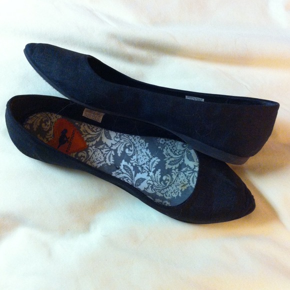 🚫SOLD🚫Pointy black flats - Picture 2 of 4