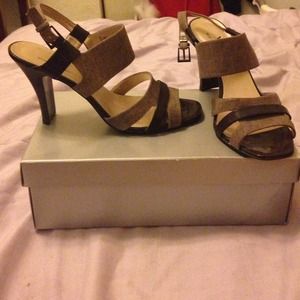 Light & dark brown linen heels.