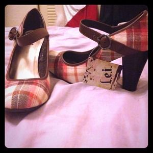 Cute plaid heels.