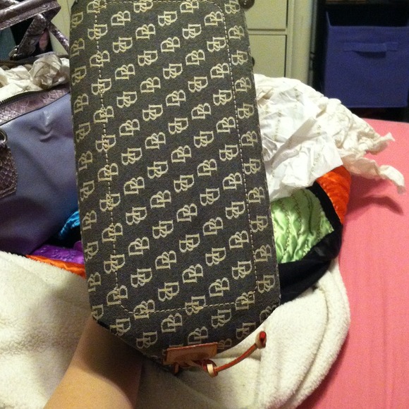 Gorgeous Dooney and Bourke handbag - Picture 2 of 4