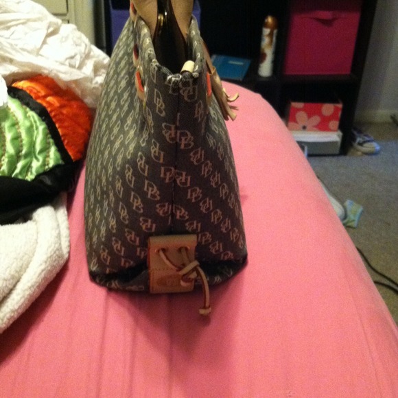 Gorgeous Dooney and Bourke handbag - Picture 3 of 4