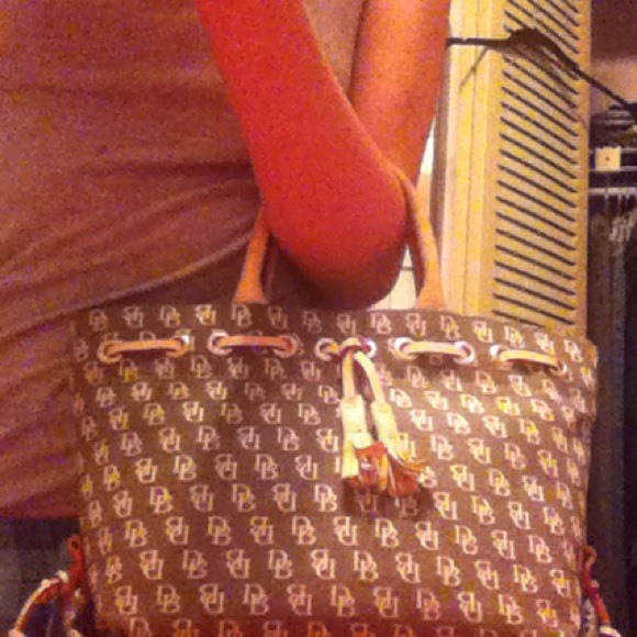 Gorgeous Dooney and Bourke handbag - Picture 4 of 4