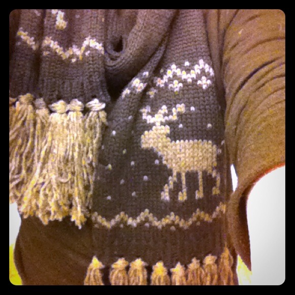 Knit navy and grey scarf.