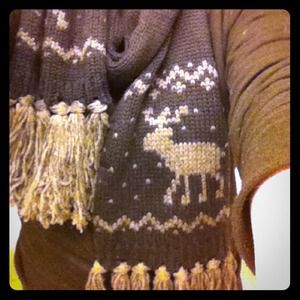 Knit navy and grey scarf.