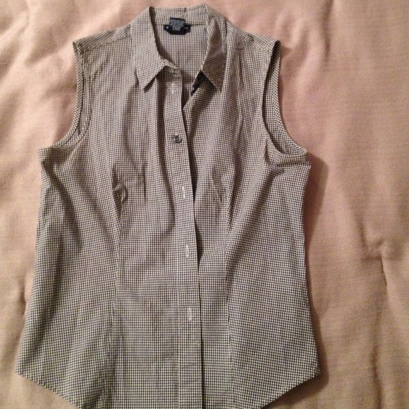 ✨consigning✨Sleeveless button up top