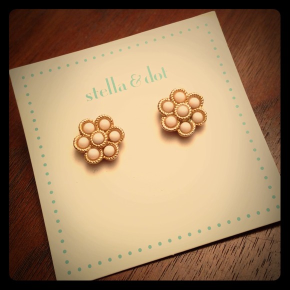 Stella & dot white bead & gold trim flower earings