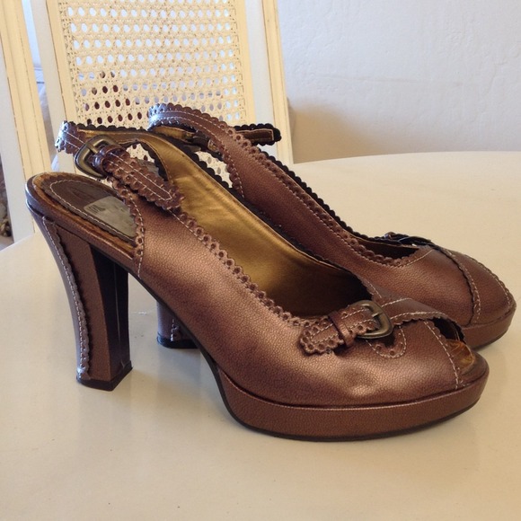 Bronze metallic platform