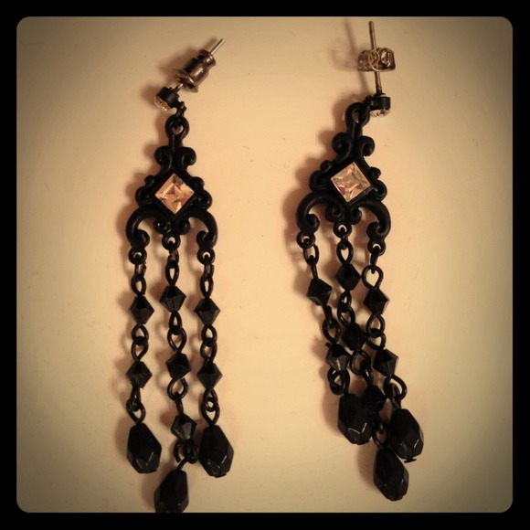Black dangly earrings with diamond in middle