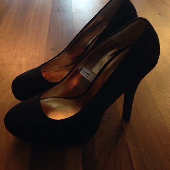 Cute black suede platform heels! 👠 - Picture 2 of 3