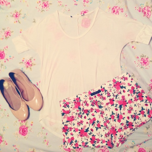 White short sleeve top - Picture 2 of 3