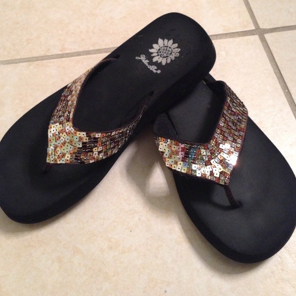 🚫SOLD IN BUNDLE🚫Bronze Yellow Box Flip Flops!