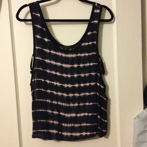 💗Bundled Sexy side cut out tank💋