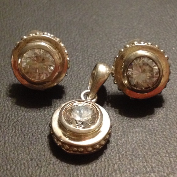 Beautiful pendant and earrings set (SS .925)