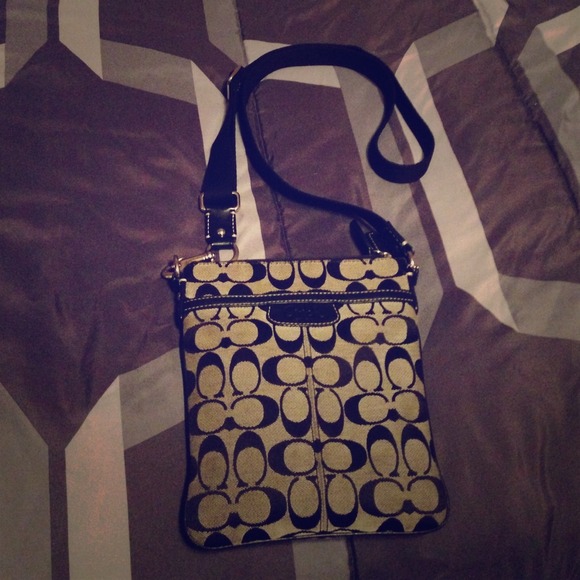 Coach swing back purse, in great condition.