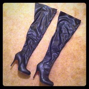 Gorgeous thigh high black boots! Size 8.5
