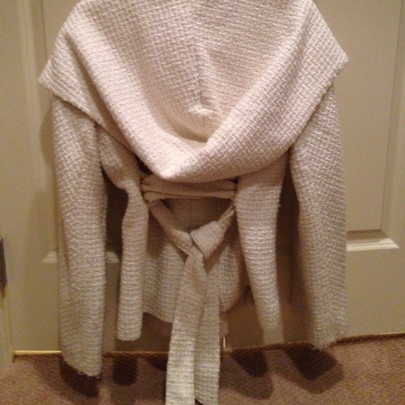 BCBG MAXAZRIA cream fitted Coat size M - Picture 3 of 4