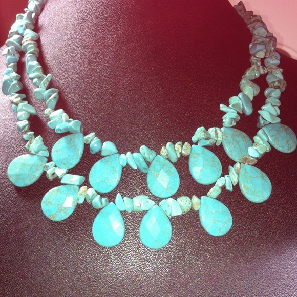 420  ❤️Turquoise and Howlite necklace and earrings