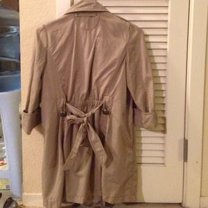 Converse light trench coat in beige.