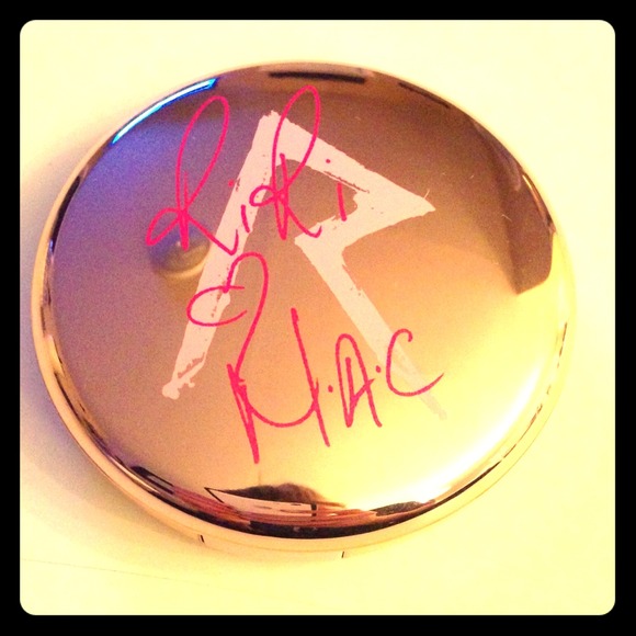 💜TRADED💜Riri hearts MAC powder/blush duo!