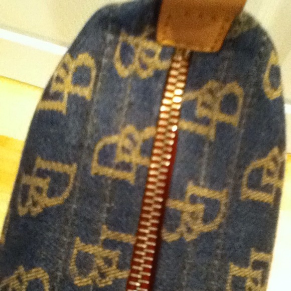 Authentic Dooney and Bourke purse - Picture 4 of 4