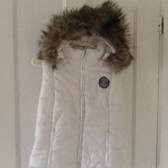 Aeropostale white faux fur puff Vest  NWOT