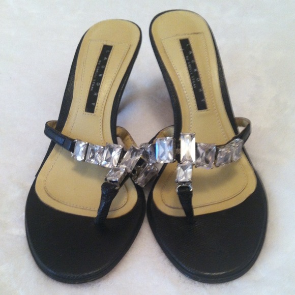 Black pumps by " Laundry" by Shelli Segal - Picture 1 of 2